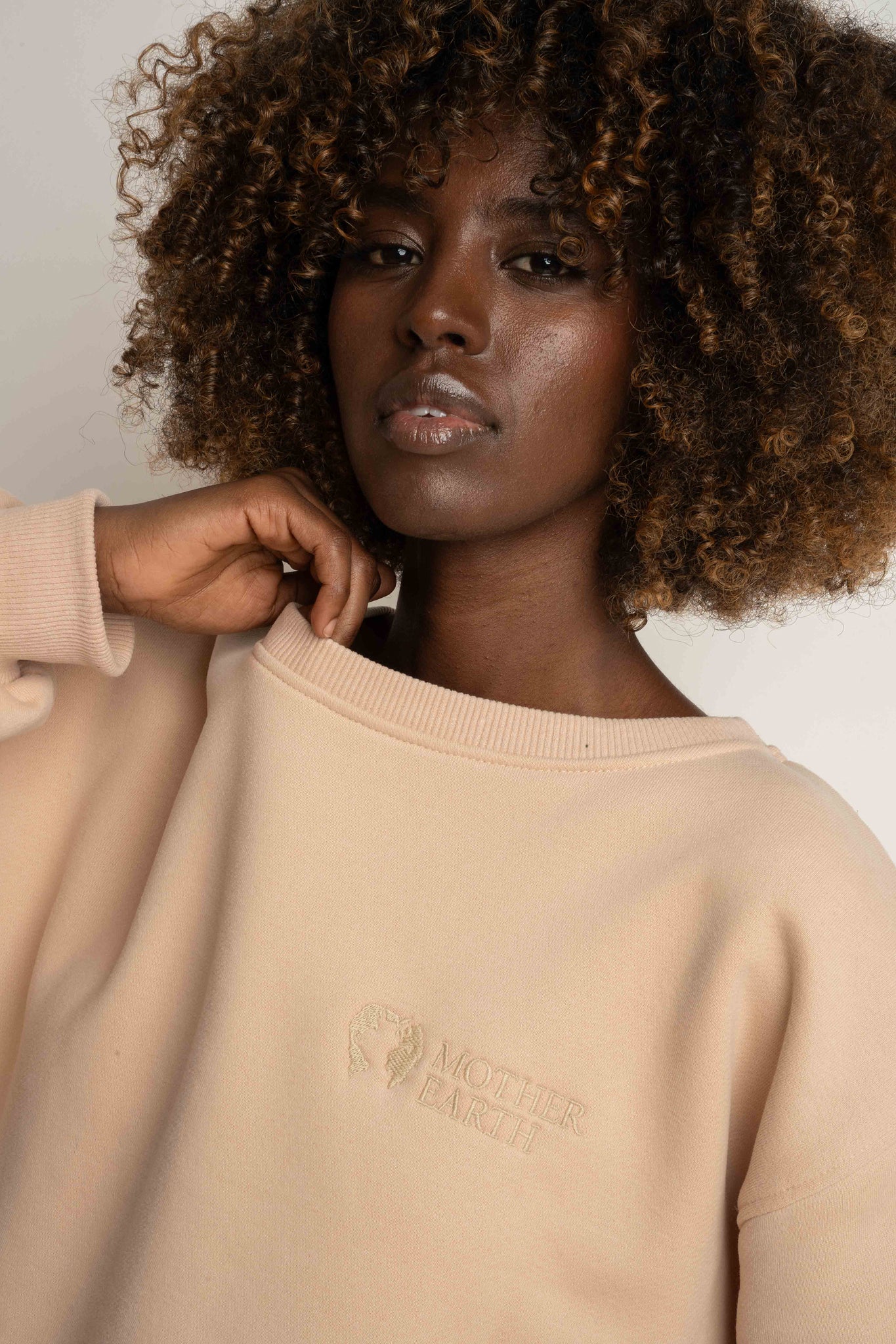 BLUZA TYPU CREWNECK BEŻOWA - COMINO