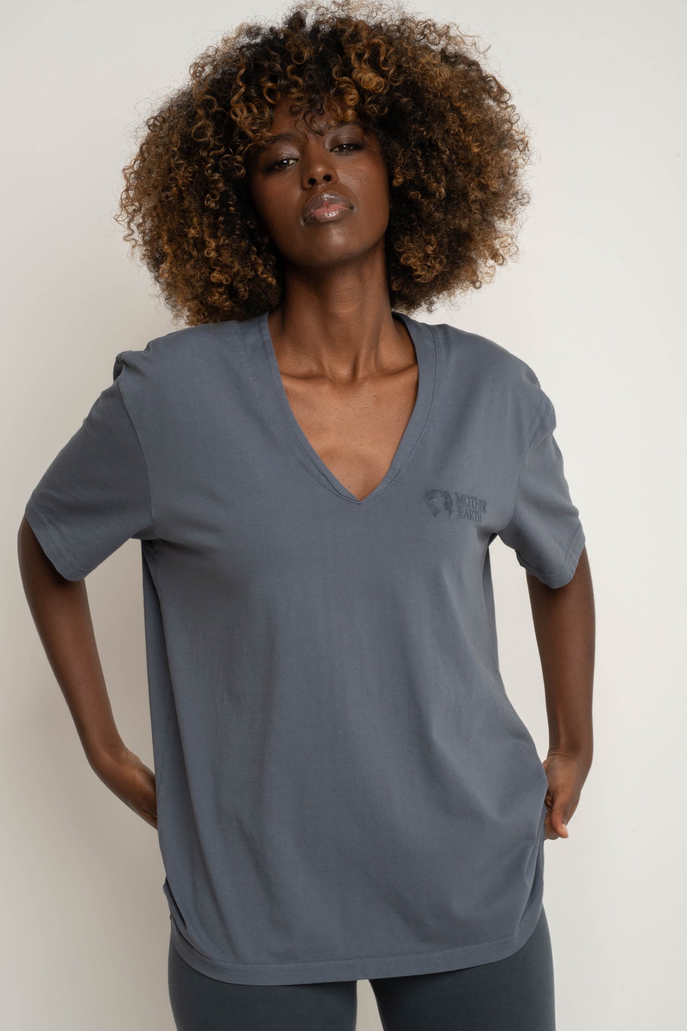 T-SHIRT OVERSIZE Z DELIKATNYM EFEKTEM SPRANIA SZARY   - FLORES