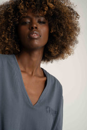 T-SHIRT OVERSIZE Z DELIKATNYM EFEKTEM SPRANIA SZARY   - FLORES