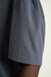 T-SHIRT OVERSIZE Z DELIKATNYM EFEKTEM SPRANIA SZARY   - FLORES