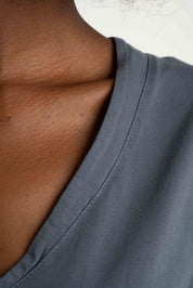 T-SHIRT OVERSIZE Z DELIKATNYM EFEKTEM SPRANIA SZARY   - FLORES