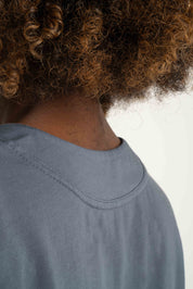 T-SHIRT OVERSIZE Z DELIKATNYM EFEKTEM SPRANIA SZARY   - FLORES