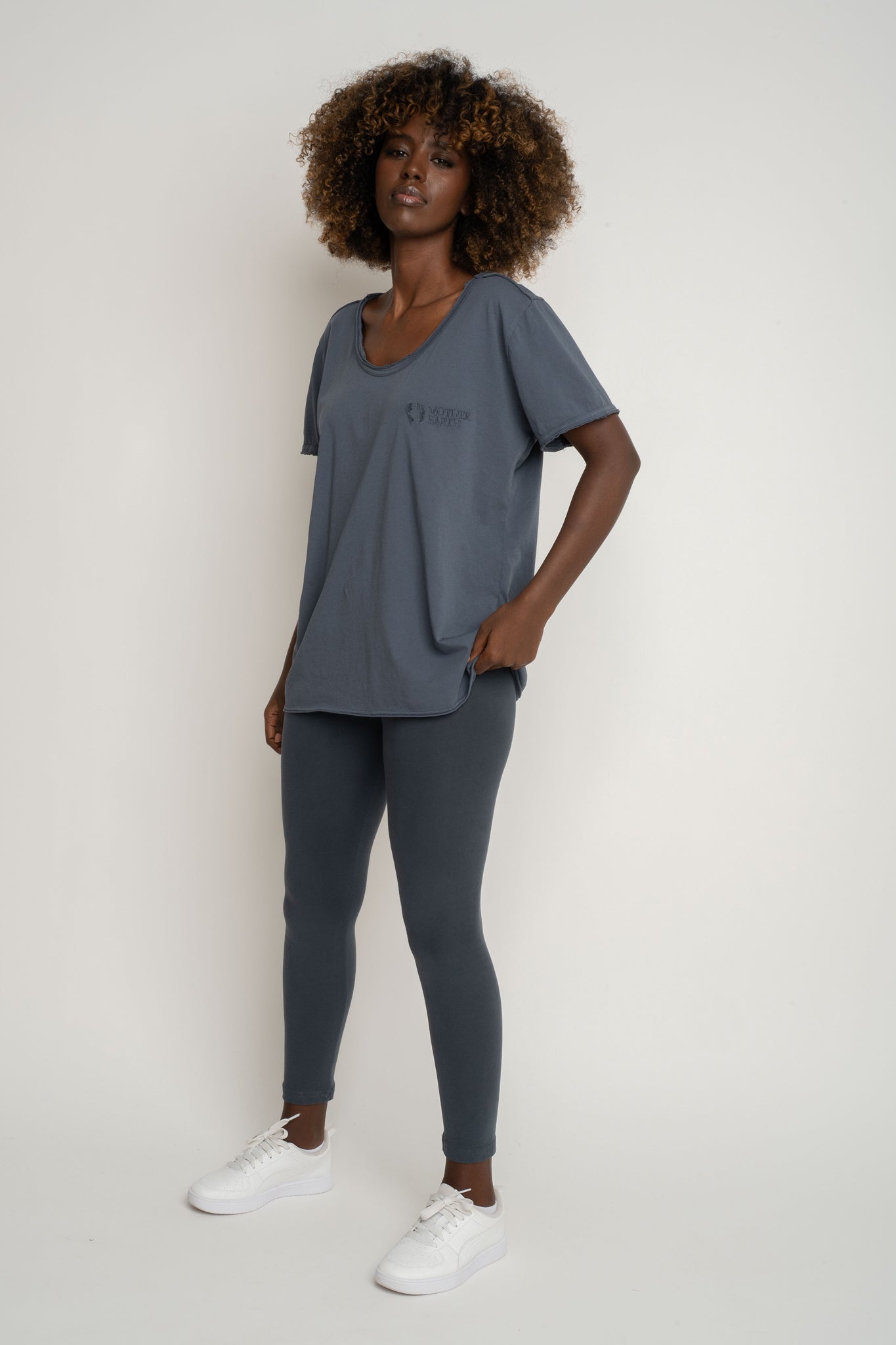 T-SHIRT OVERSIZE Z DELIKATNYM EFEKTEM SPRANIA SZARY - NUSA