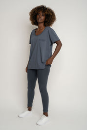 T-SHIRT OVERSIZE Z DELIKATNYM EFEKTEM SPRANIA SZARY - NUSA