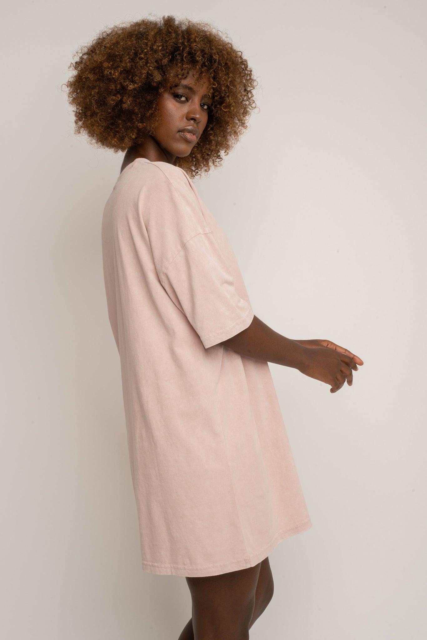 T-SHIRT OVERSIZE Z EFEKTEM WASHED RÓŻOWY  - COMO