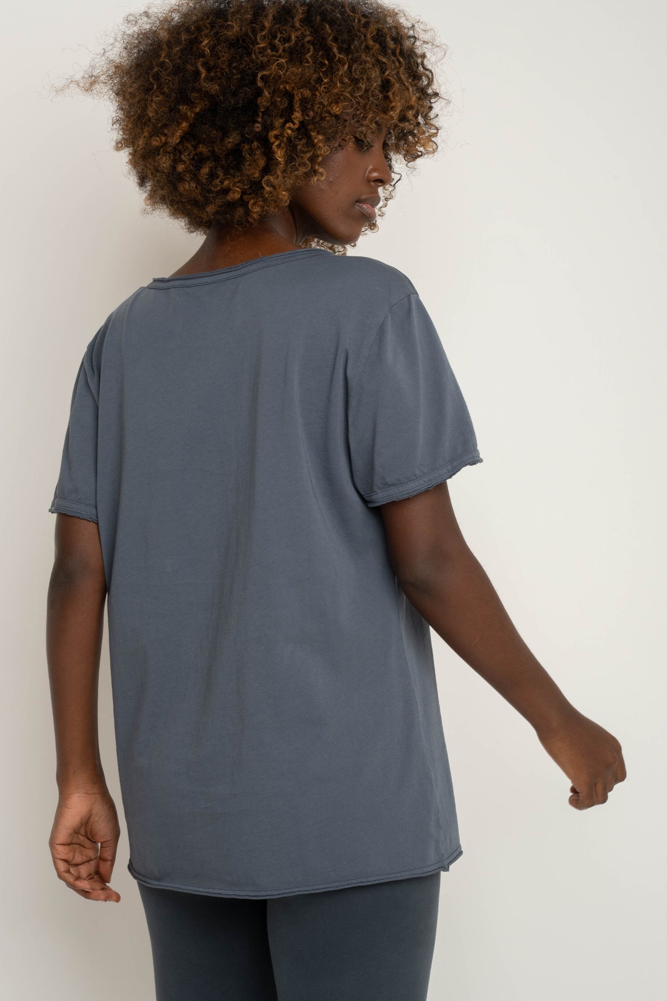 T-SHIRT OVERSIZE Z DELIKATNYM EFEKTEM SPRANIA SZARY - NUSA