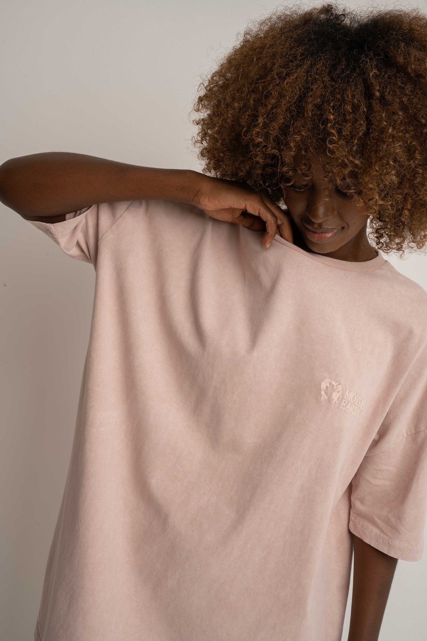 T-SHIRT OVERSIZE Z EFEKTEM WASHED RÓŻOWY  - COMO