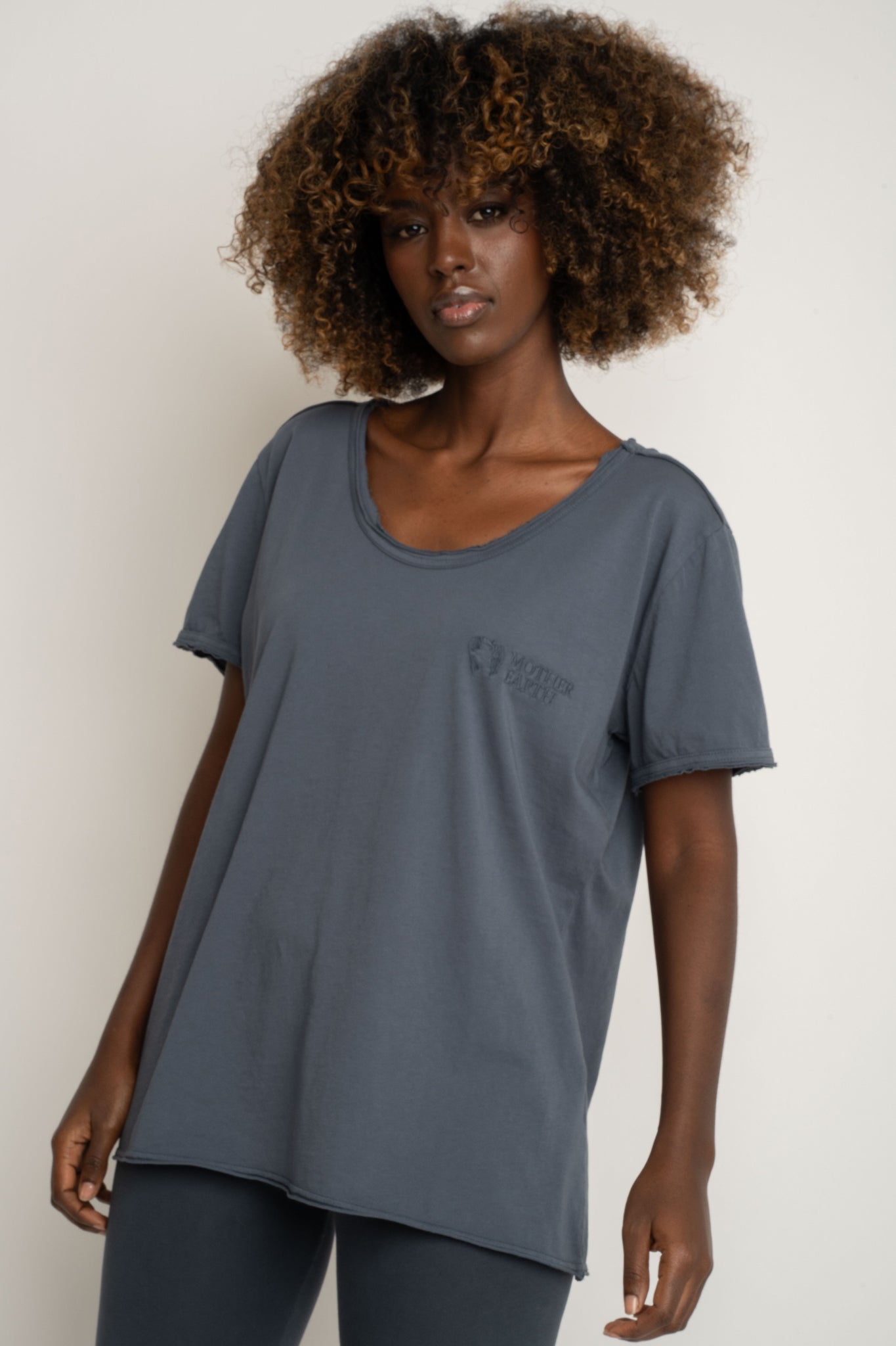 T-SHIRT OVERSIZE Z DELIKATNYM EFEKTEM SPRANIA SZARY - NUSA