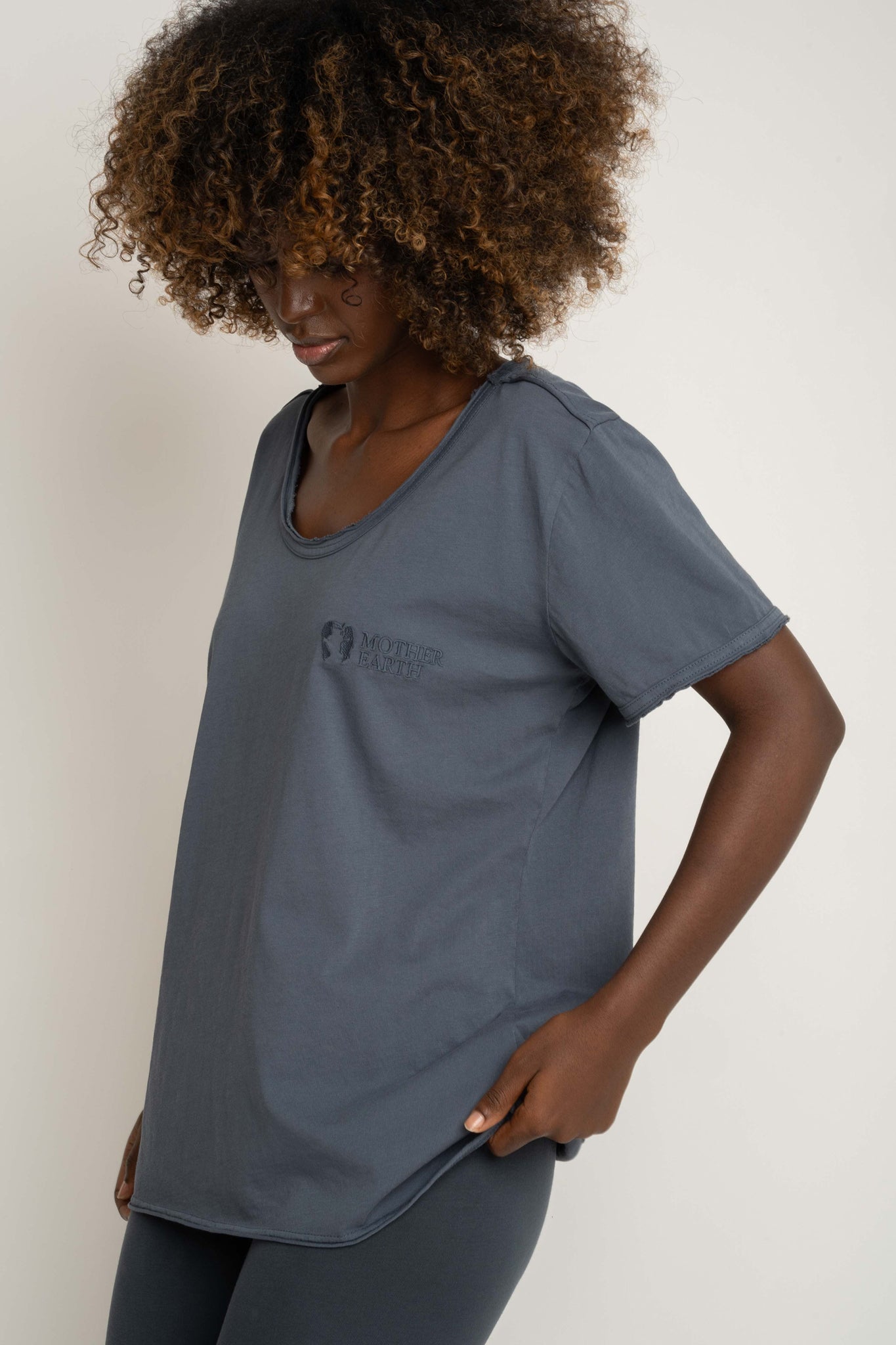 T-SHIRT OVERSIZE Z DELIKATNYM EFEKTEM SPRANIA SZARY - NUSA