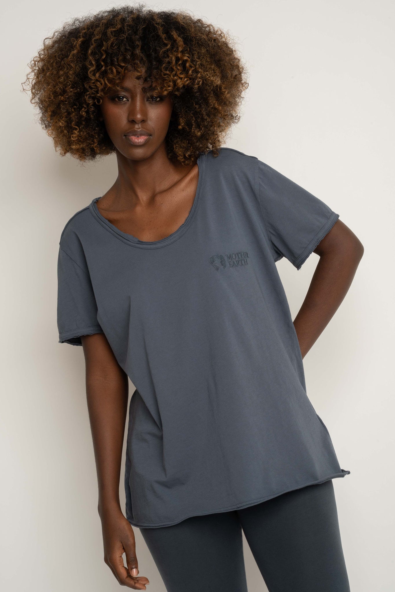 T-SHIRT OVERSIZE Z DELIKATNYM EFEKTEM SPRANIA SZARY - NUSA