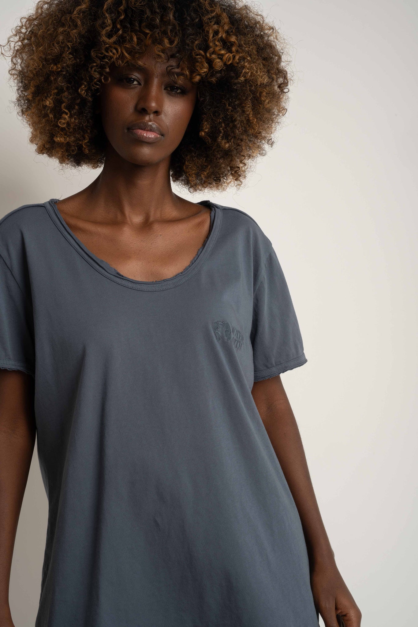 T-SHIRT OVERSIZE Z DELIKATNYM EFEKTEM SPRANIA SZARY - NUSA