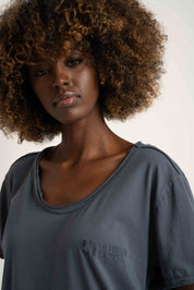 T-SHIRT OVERSIZE Z DELIKATNYM EFEKTEM SPRANIA SZARY - NUSA