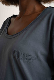 T-SHIRT OVERSIZE Z DELIKATNYM EFEKTEM SPRANIA SZARY - NUSA