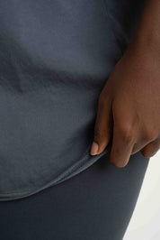 T-SHIRT OVERSIZE Z DELIKATNYM EFEKTEM SPRANIA SZARY - NUSA