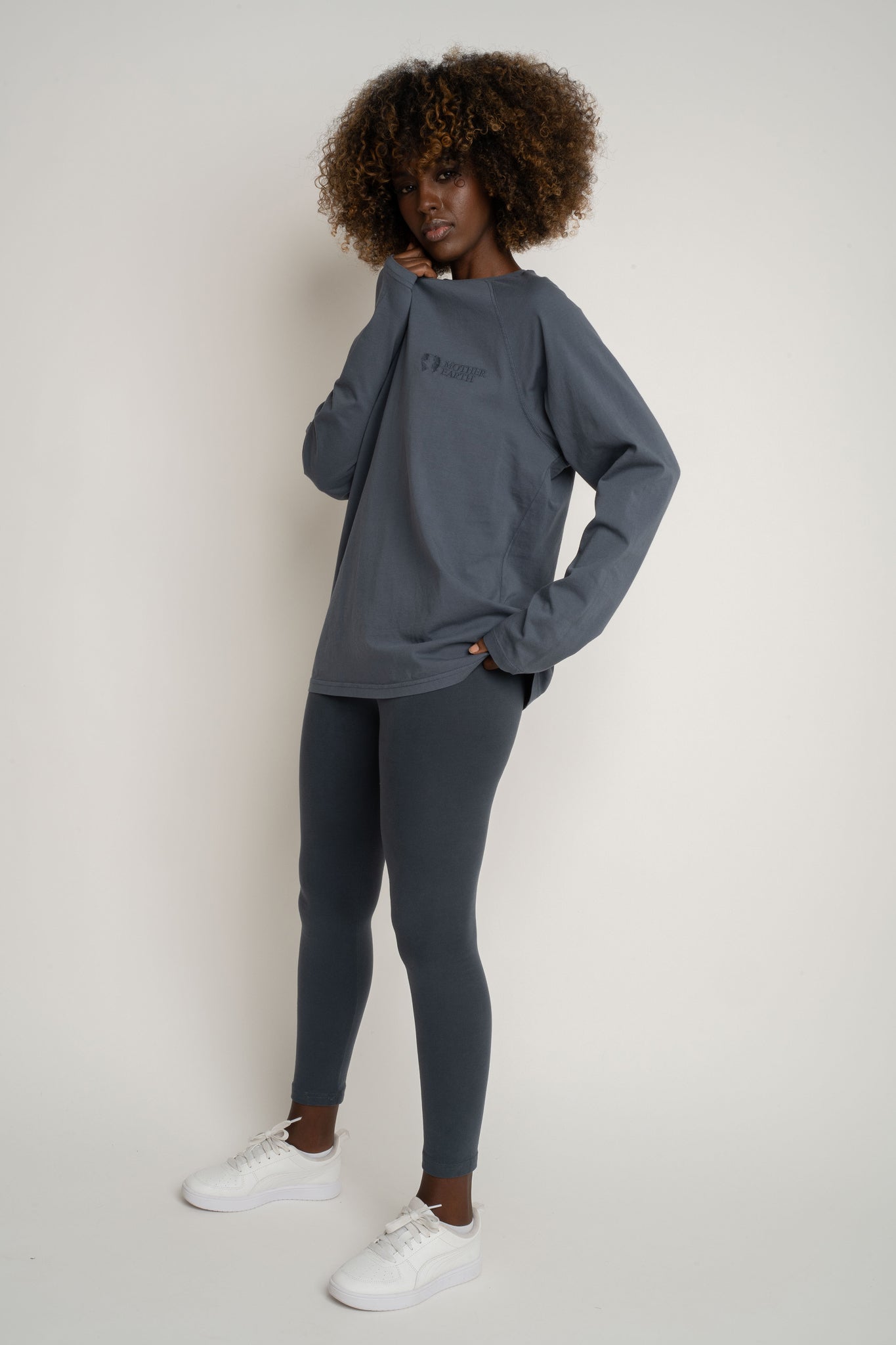 LONGSLEEVE OVERSIZE Z DELIKATNYM EFEKTEM SPRANIA SZARY - OBILATU