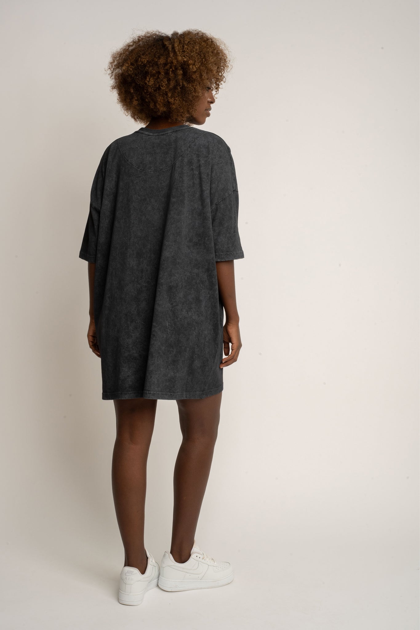 T-SHIRT OVERSIZE Z EFEKTEM WASHED CZARNY - COMO