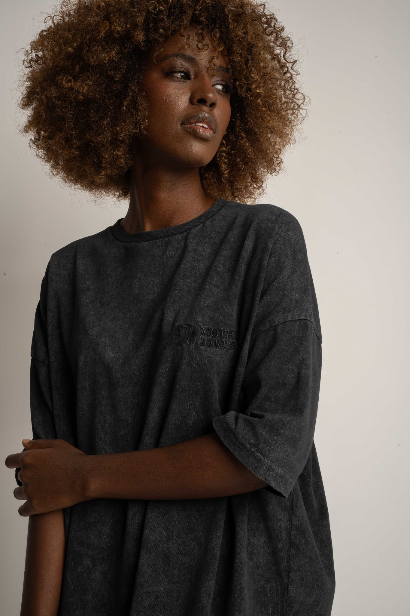 T-SHIRT OVERSIZE Z EFEKTEM WASHED CZARNY - COMO