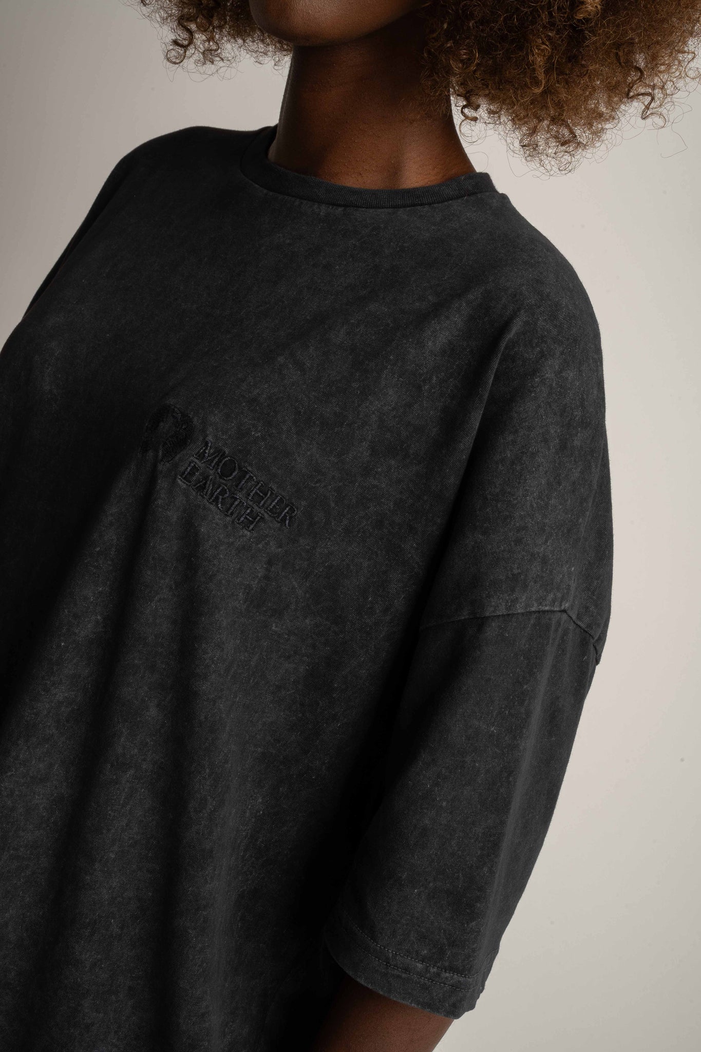 T-SHIRT OVERSIZE Z EFEKTEM WASHED CZARNY - COMO