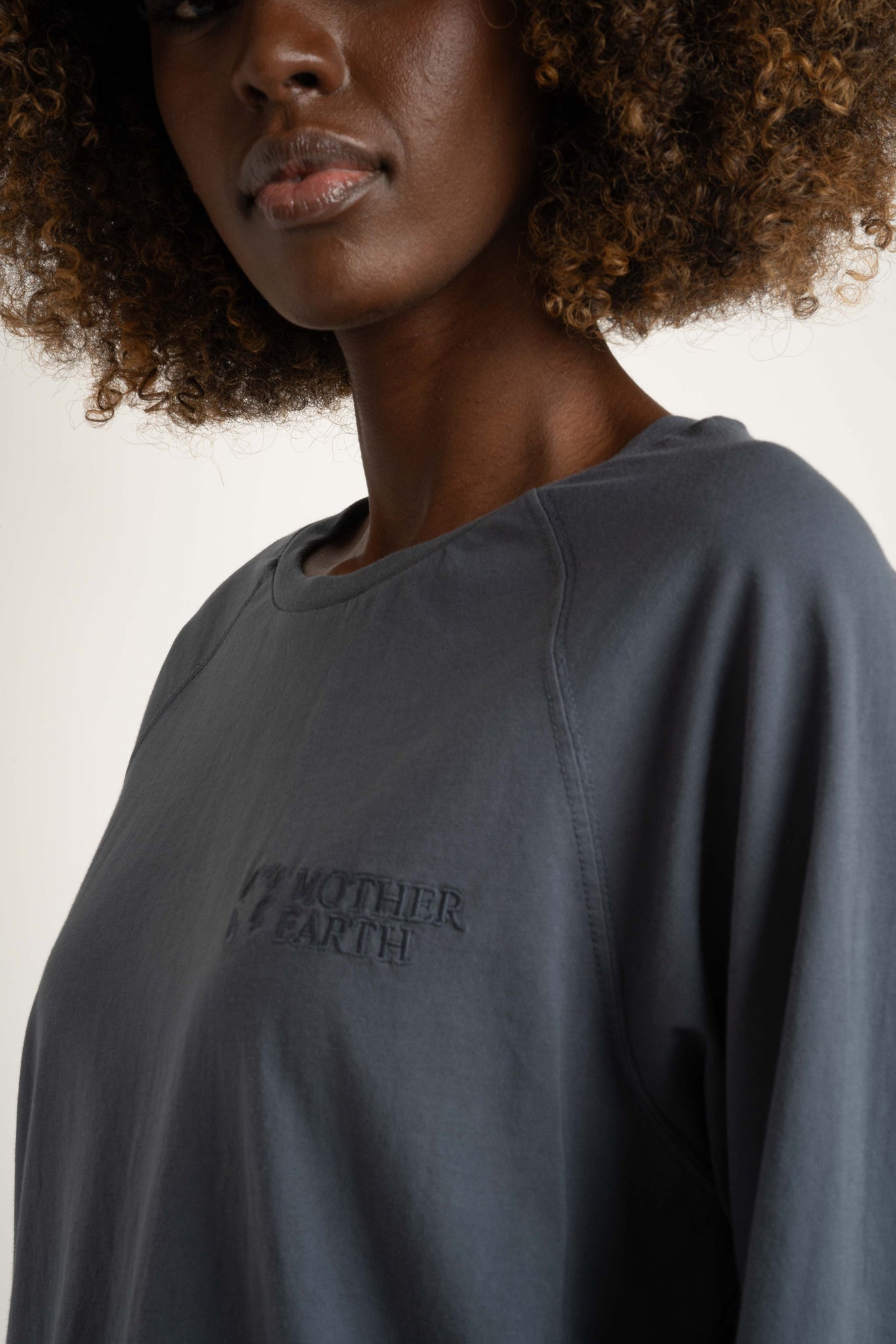 LONGSLEEVE OVERSIZE Z DELIKATNYM EFEKTEM SPRANIA SZARY - OBILATU