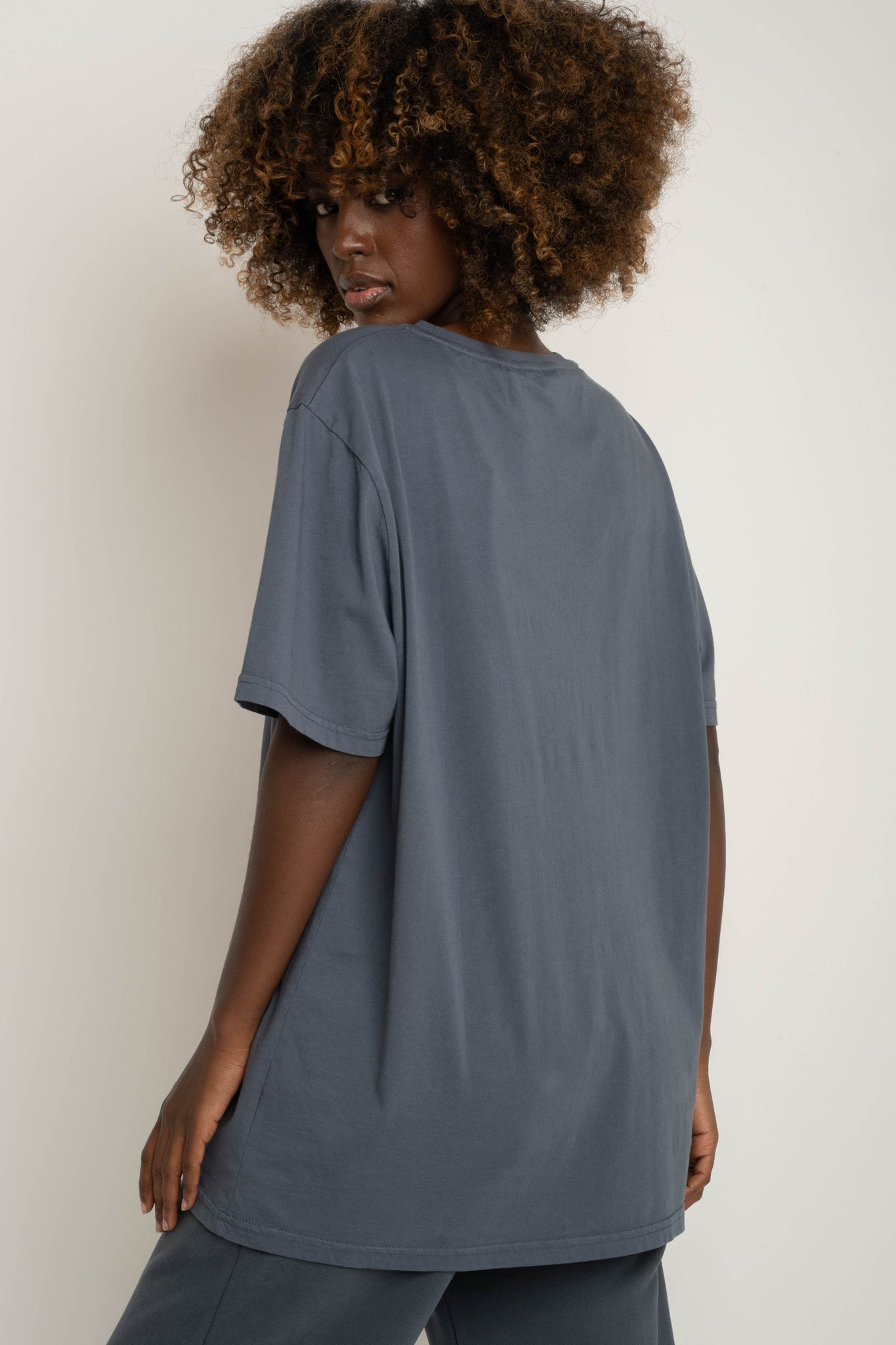 T-SHIRT OVERSIZE Z DELIKATNYM EFEKTEM SPRANIA SZARY - OYSTER