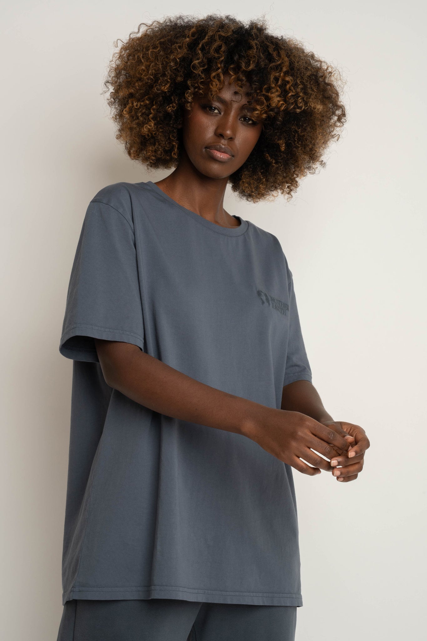 T-SHIRT OVERSIZE Z DELIKATNYM EFEKTEM SPRANIA SZARY - OYSTER