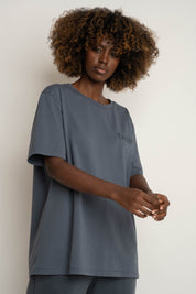 T-SHIRT OVERSIZE Z DELIKATNYM EFEKTEM SPRANIA SZARY - OYSTER