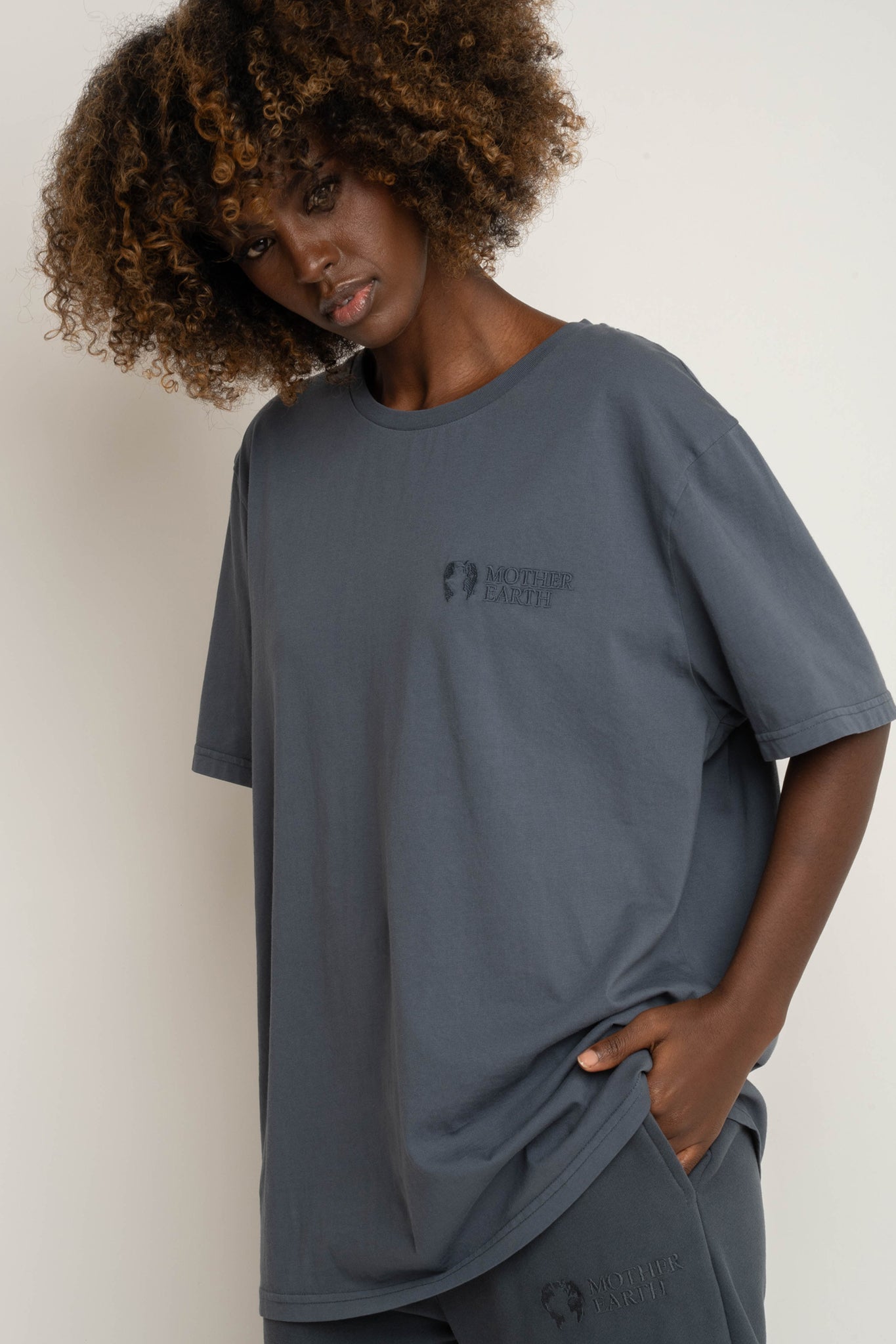 T-SHIRT OVERSIZE Z DELIKATNYM EFEKTEM SPRANIA SZARY - OYSTER