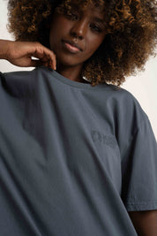 T-SHIRT OVERSIZE Z DELIKATNYM EFEKTEM SPRANIA SZARY - OYSTER