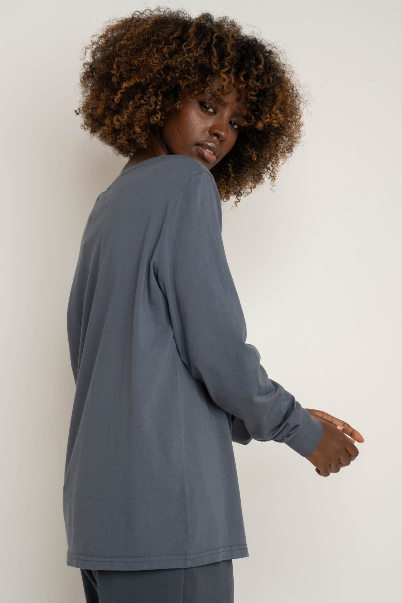 LONGSLEEVE OVERSIZE Z DELIKATNYM EFEKTEM SPRANIA SZARA - GILI