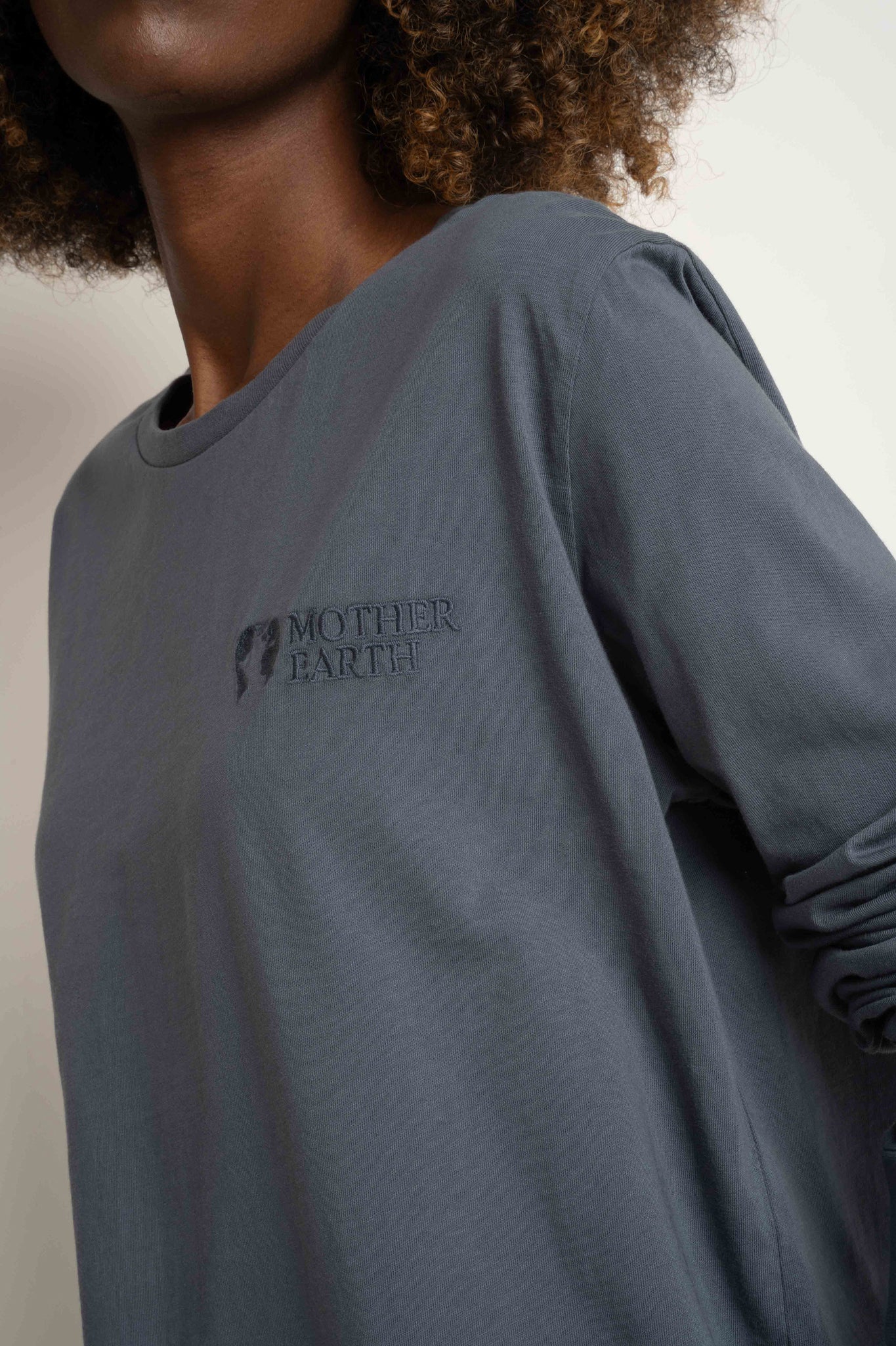 LONGSLEEVE OVERSIZE Z DELIKATNYM EFEKTEM SPRANIA SZARA - GILI