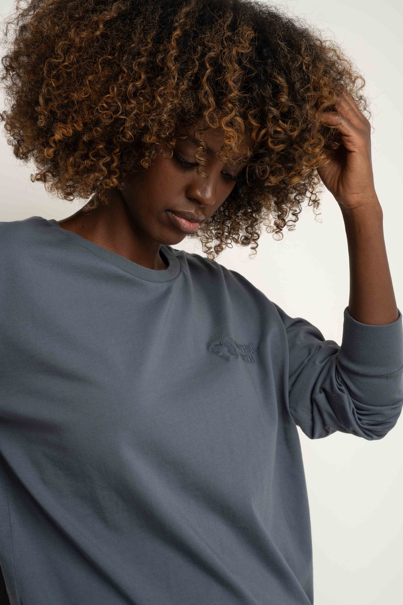 LONGSLEEVE OVERSIZE Z DELIKATNYM EFEKTEM SPRANIA SZARA - GILI