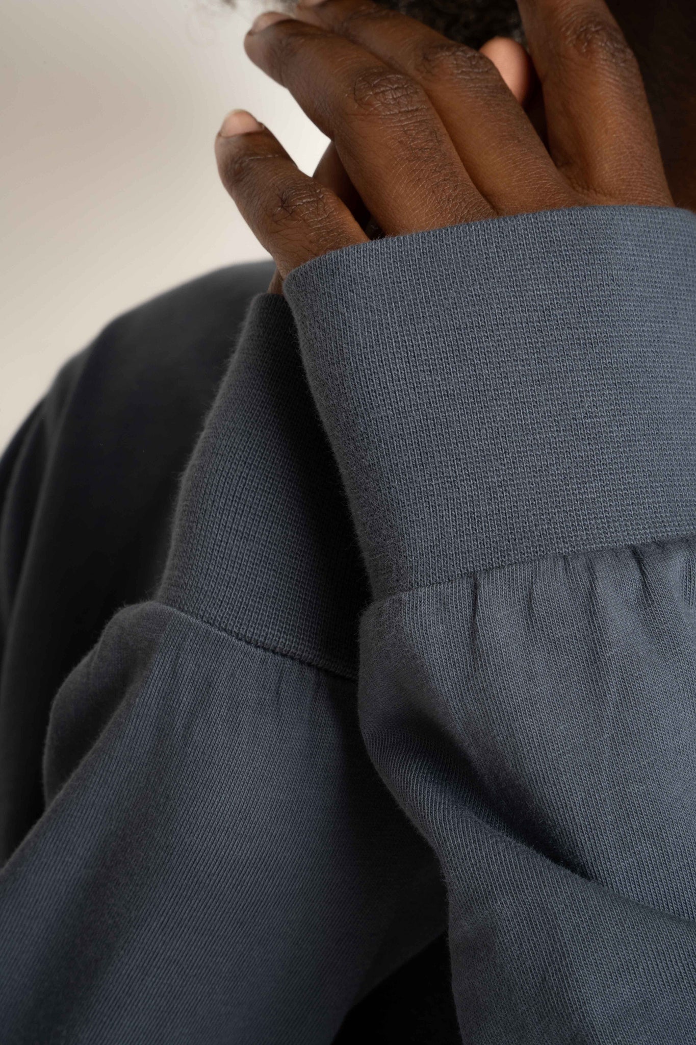 LONGSLEEVE OVERSIZE Z DELIKATNYM EFEKTEM SPRANIA SZARA - GILI