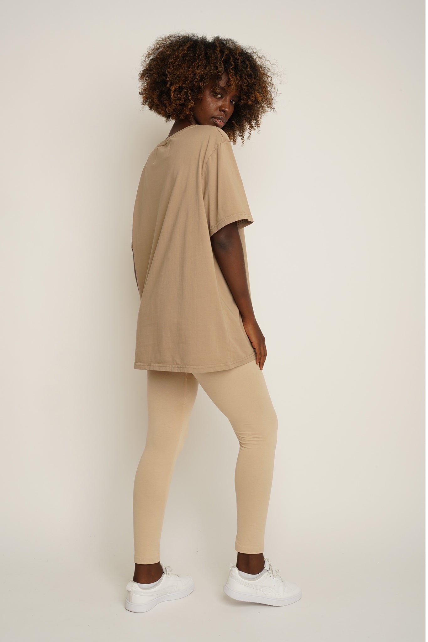 T-SHIRT OVERSIZE Z DELIKATNYM EFEKTEM SPRANIA BEŻOWY - OYSTER