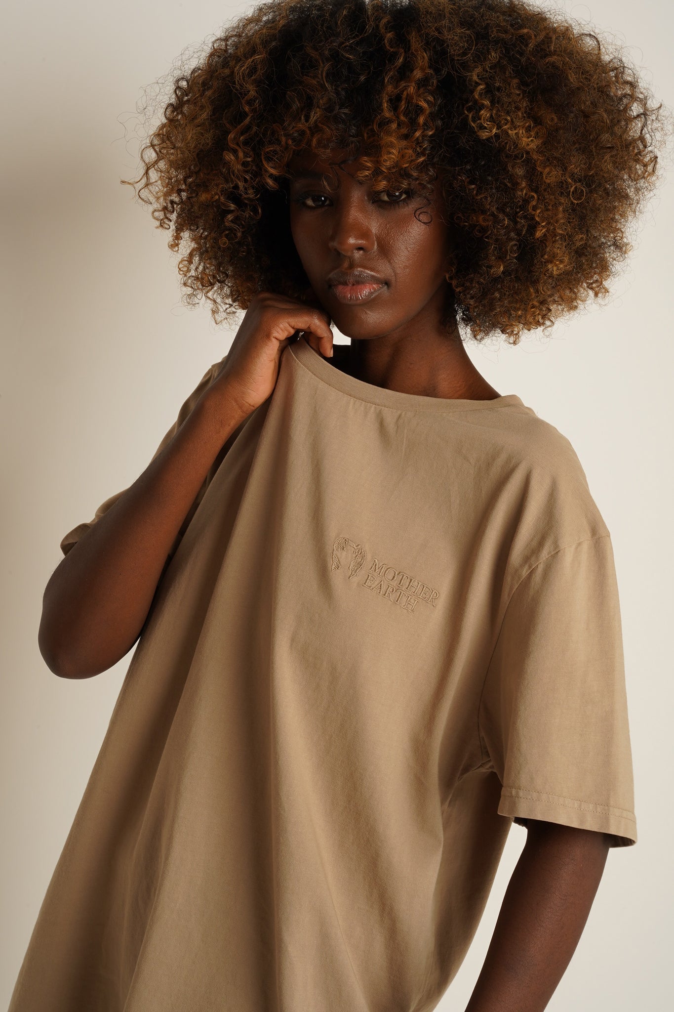 T-SHIRT OVERSIZE Z DELIKATNYM EFEKTEM SPRANIA BEŻOWY - OYSTER