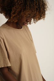 T-SHIRT OVERSIZE Z DELIKATNYM EFEKTEM SPRANIA BEŻOWY - OYSTER