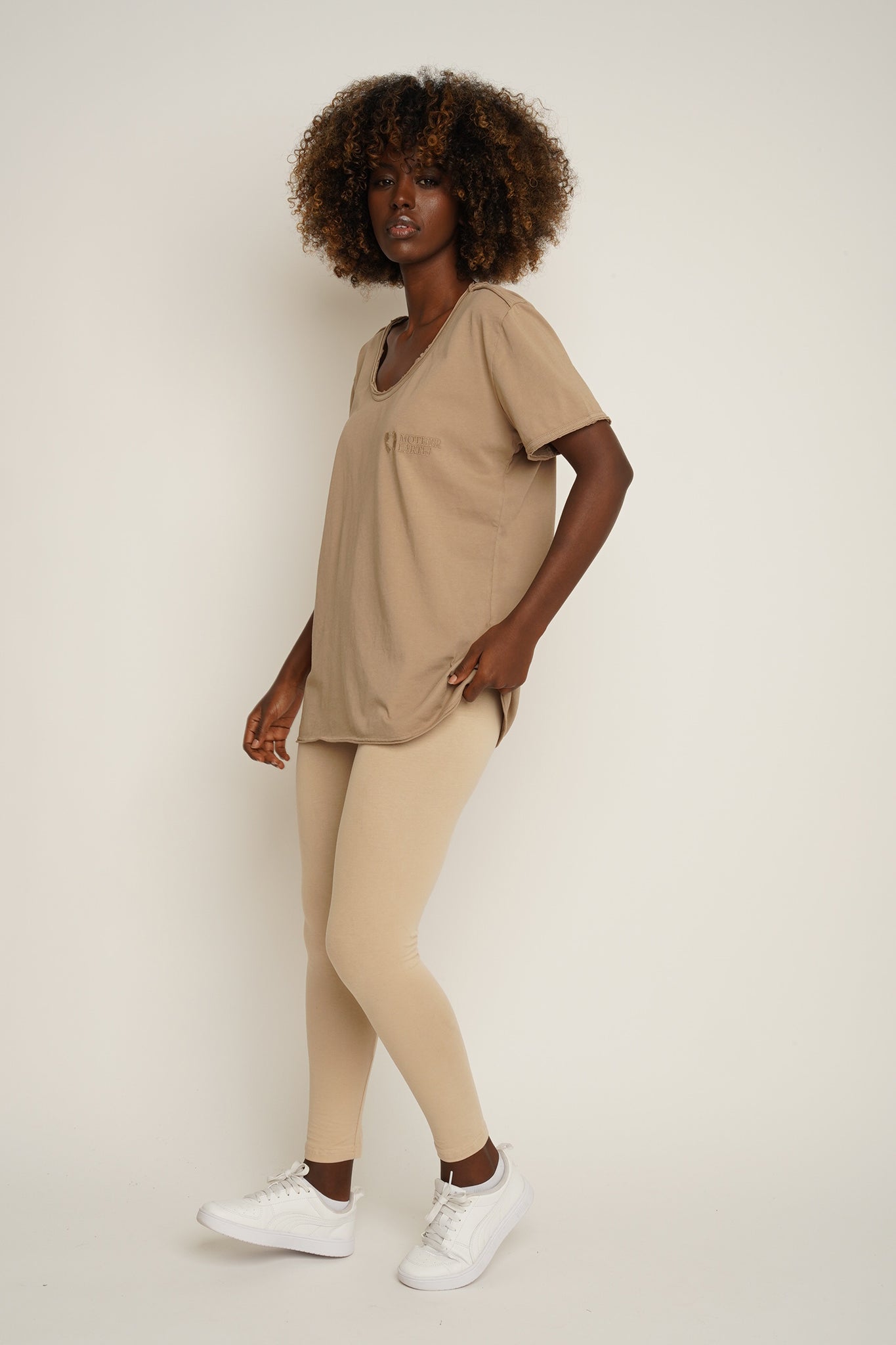 T-SHIRT OVERSIZE Z DELIKATNYM EFEKTEM SPRANIA BEŻOWY - NUSA