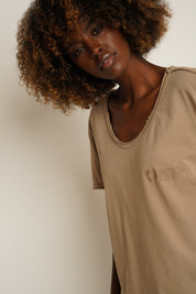 T-SHIRT OVERSIZE Z DELIKATNYM EFEKTEM SPRANIA BEŻOWY - NUSA