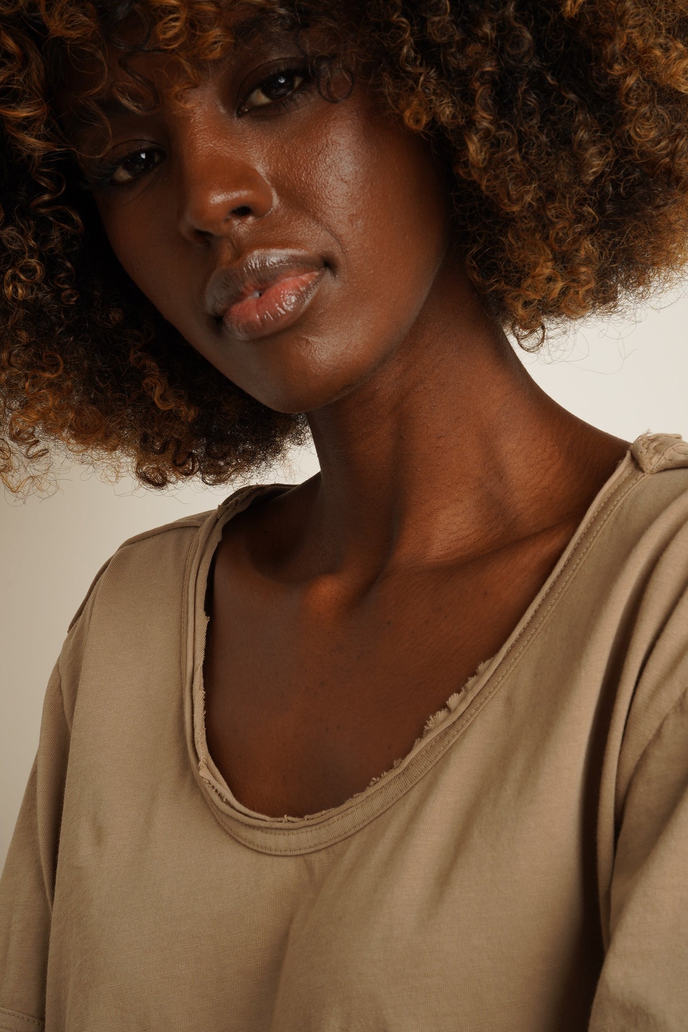 T-SHIRT OVERSIZE Z DELIKATNYM EFEKTEM SPRANIA BEŻOWY - NUSA