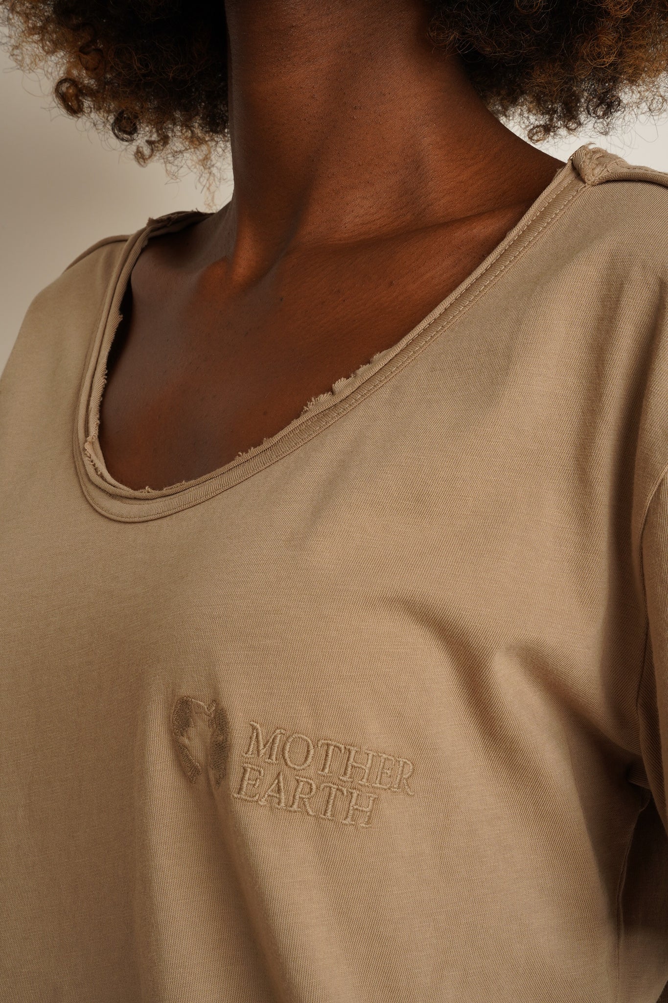 T-SHIRT OVERSIZE Z DELIKATNYM EFEKTEM SPRANIA BEŻOWY - NUSA