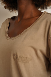 T-SHIRT OVERSIZE Z DELIKATNYM EFEKTEM SPRANIA BEŻOWY - NUSA