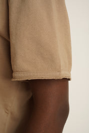 T-SHIRT OVERSIZE Z DELIKATNYM EFEKTEM SPRANIA BEŻOWY - NUSA