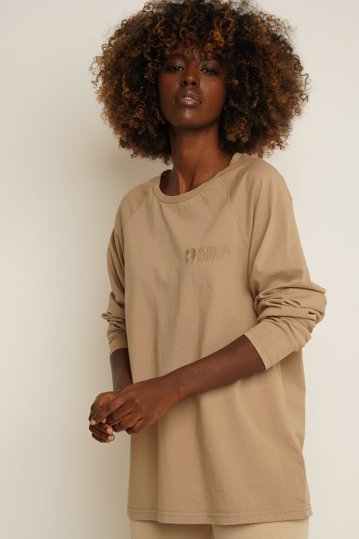 OVERSIZED LONGSLEEVE WITH A DELICATE WASHED EFFECT BEIGE - OBILATU