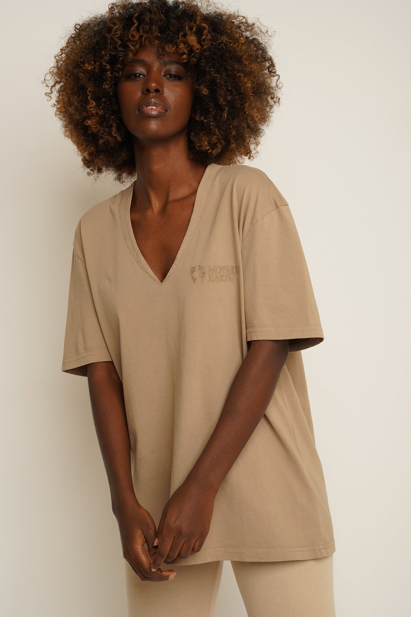 T-SHIRT OVERSIZE Z DELIKATNYM EFEKTEM SPRANIA BEŻOWY  - FLORES