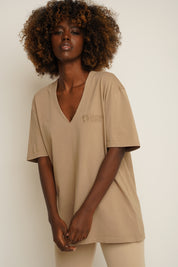 T-SHIRT OVERSIZE Z DELIKATNYM EFEKTEM SPRANIA BEŻOWY  - FLORES