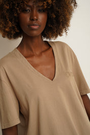 T-SHIRT OVERSIZE Z DELIKATNYM EFEKTEM SPRANIA BEŻOWY  - FLORES