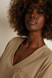 T-SHIRT OVERSIZE Z DELIKATNYM EFEKTEM SPRANIA BEŻOWY  - FLORES