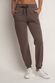 SPODNIE DRESOWE REGULAR FIT Z EFEKTEM WASHED CIEMNOBRĄZOWE - LAHTI