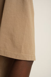 T-SHIRT OVERSIZE Z DELIKATNYM EFEKTEM SPRANIA BEŻOWY  - FLORES