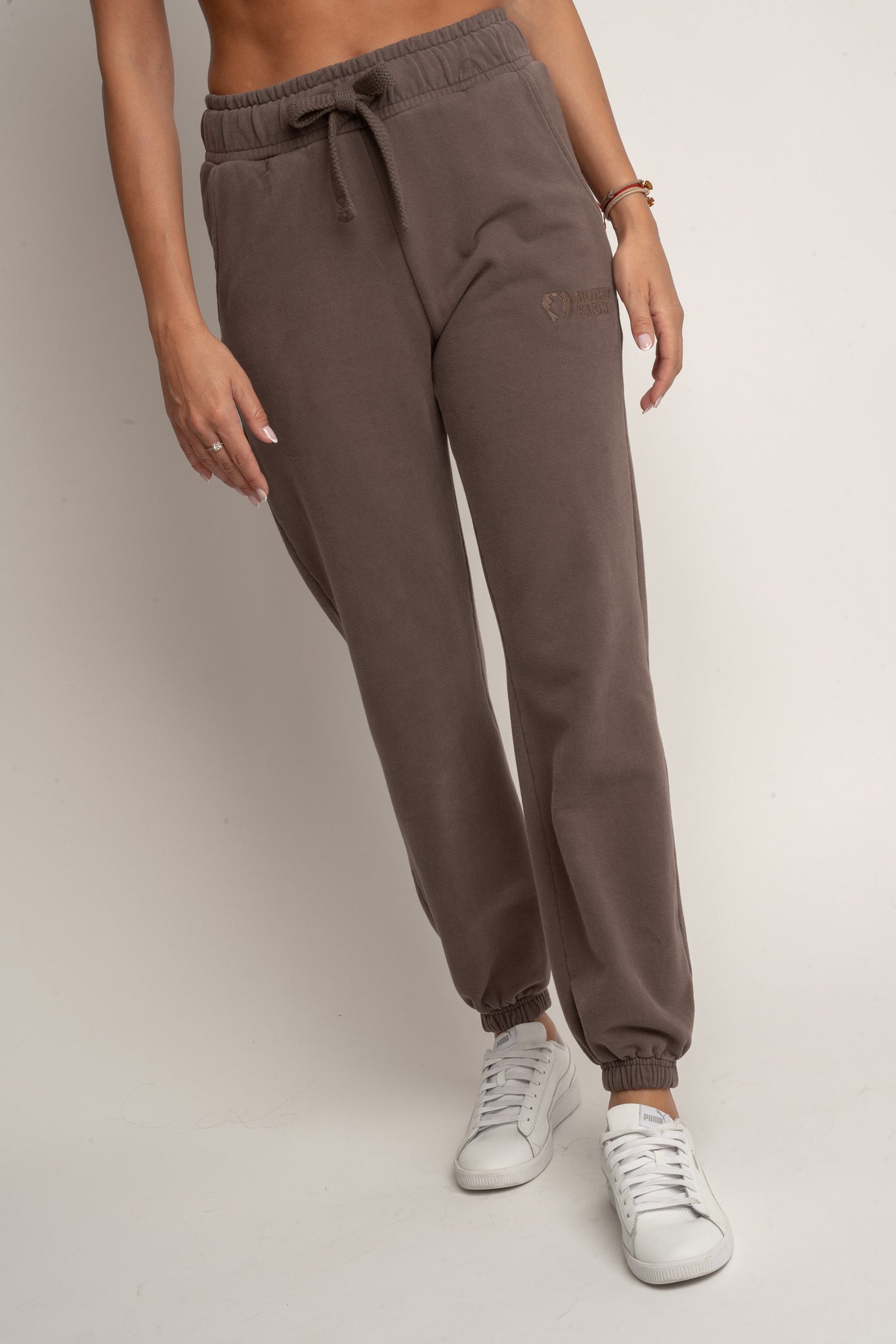 SPODNIE DRESOWE REGULAR FIT Z EFEKTEM WASHED CIEMNOBRĄZOWE - LAHTI