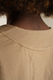 T-SHIRT OVERSIZE Z DELIKATNYM EFEKTEM SPRANIA BEŻOWY  - FLORES